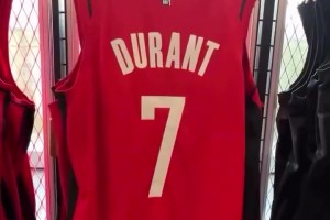 火箭球迷想买哪一件？球迷商店里已经上架了各种杜兰特7号球衣