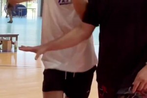 西热力江防守小动作“教学”：没打你手也没动你啊