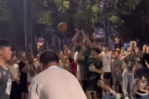 哥们真打啊？林书豪和张镇麟此前突袭野球场 豪哥上来就被大帽！