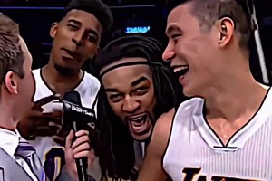 科比看到后一脸无语！林书豪在湖人时 赢球后和队友们忘情庆祝！