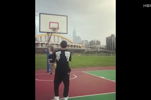 周杰伦野球场罚球线曾11投10中！林书豪调侃：我7岁的水平！