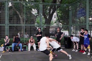 网红方良超在热门网红野球场打野球 连续两次晃倒认真防守的小伙