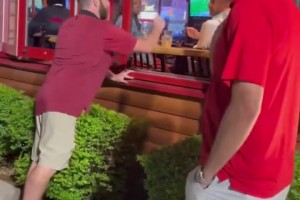 余恨未消！独行侠球迷偶遇尼克-哈里森：我们仍然TMD恨你！