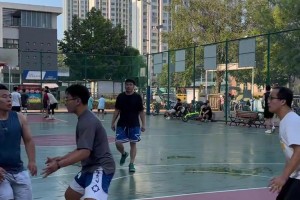 看他打野球的样子你会想起谁？无球跑位+接球就扔稳中