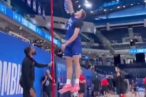 天赋如何？状元弗拉格此前联合试训垂直弹跳测试结果：90厘米！