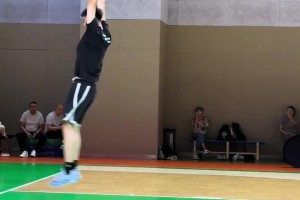 抛开他的母亲，张镇麟的身体动态天赋在中国确实厉害