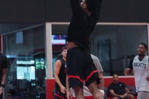 这迷人的小腿！看阿门起跳飞扣，感觉好轻盈啊！