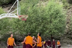 真拜佛！僧人打篮球是怎样画面？不能胯下运球！