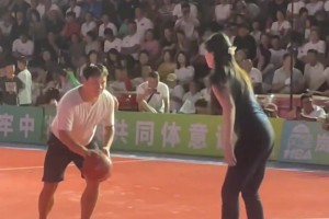 满级防守！男球迷一个变向撞进肘子姐怀里，随后被抢断