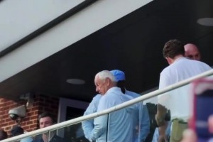 乔丹现身母校北卡观看橄榄球赛