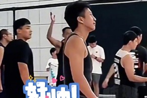 南昌崽哩子接地气！多人在南昌球场偶遇邓超 搞笑耍帅和观众互动