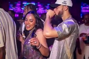 库嫂风韵犹存！阿耶莎这一身穿搭，对库里来说杀伤力太大了吧