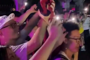 真正的人气王来了！老詹深夜抵达上海 球迷接机：齐喊：GOAT