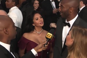 满是藏不住的爱意！此前科比采访时候 瓦妮莎身边看老大的眼神~