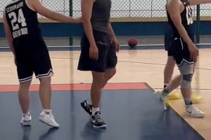 邓超这个低位背转身同手同脚上篮什么水平？