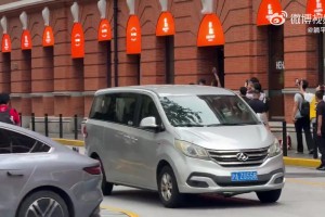 交通管制是个问题！詹姆斯打完高尔夫球，回到了半岛酒店！