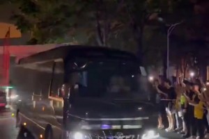 要注意安全啊！中国球迷为了围堵詹姆斯，未免过于疯狂了！