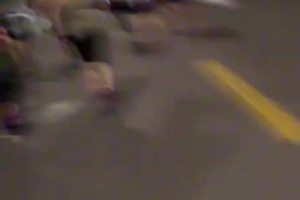 太疯狂！上海街头大量詹蜜追车，不顾安保试图阻拦车辆去路，交通险瘫痪