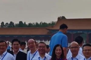 大姚这身高太扎眼！阅兵现场，霍启刚“意外”与姚明同框