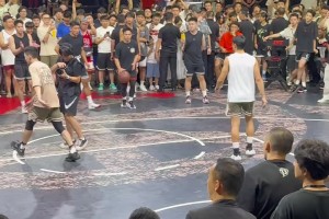 这…1m65风车？？？头撞篮板… 这得跳了多高啊！