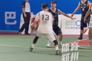 1.65米球员上场仅三分钟就投进三个三分，燃爆全场！