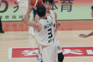 哥们这腰腹力量太强了！180度转身跳投命中！