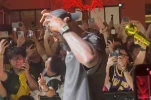 招牌动作！詹姆斯上海中国行，手动为自己戴上皇冠~