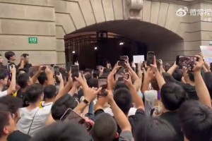 这气势！詹姆斯球迷集体高呼“GOAT”迎接老詹