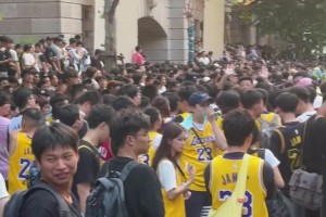 可以用夸张来形容！上海街头挤满了对詹姆斯热情似火的球迷啊！