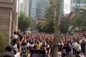 詹姆斯人气实在是太夸张了！中国行上海站场外球迷数以千计！！！