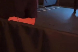 詹姆斯走后门回酒店，在门口蹲点的詹密们相当失落！一球迷代表老詹向大家道歉！