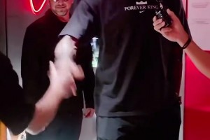 中国球迷结合中华传统文化制作礼物，詹姆斯握手连声致谢~