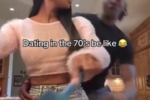 霍华德在家和女友大秀恩爱，这手放的位置未免太随意了点