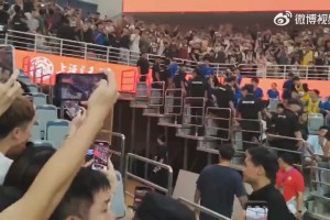 感受一下詹姆斯的人气有多轰动！上海交大体育馆内，有些老球迷一边哭一边拍！