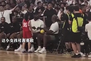 羡慕吗？老詹中国行 小球迷勇敢找到场边詹姆斯获得了亲笔签名~