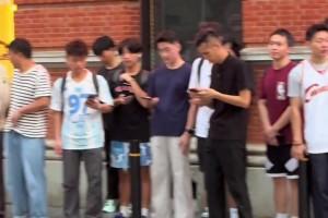 不合适吧哥们？詹姆斯中国行现场，一球迷捧着詹姆斯父子的黑白照