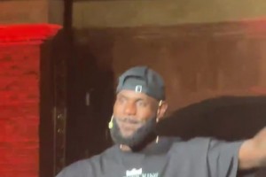 开场舞哈！詹姆斯中国行上海站 现场先来一段舞蹈~