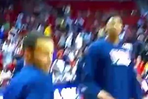 半兽人胯下换手扣篮，一旁的库里比划了一下：算了，还是投三分吧