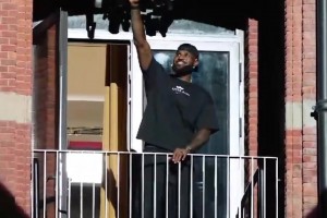 排场这块必须的！詹姆斯在上海外滩的现场，率先从四楼阳台亮相~