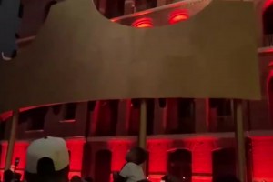 詹姆斯中国行站在四层高的建筑拱门中，向上海球迷问候致意！