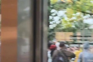 老詹到成都万象城外与球迷打招呼，大家集体高呼“MVP”！