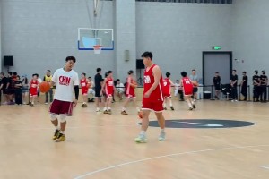 赵睿亲自操作指导国青球员上篮，随后老詹也入镜了！