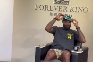 爱不释手！粉丝给詹姆斯做了一顶皇冠 老詹搞怪戴上
