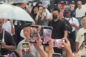 成都雨下这么大，詹姆斯伞都不撑，冒着雨和球迷们一一打招呼