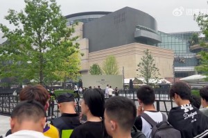 詹姆斯下午两点才有活动，但成都的球迷一大早已经在现场等候了