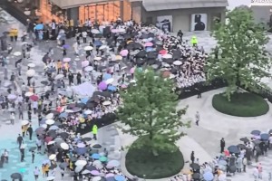 从高空视角看看，大批球迷在成都万象城外等待老詹到来！