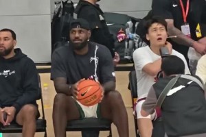 老詹与男篮队长赵睿一起观看国青男篮训练，看得十分认真啊！