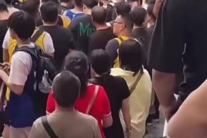 虽然仅仅只能看到詹姆斯几眼，但依旧不妨碍上海街头万人空巷！