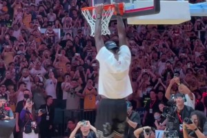 关系看来不错！詹姆斯在成都双手暴扣 李梦秀霸王步致敬拥抱老詹