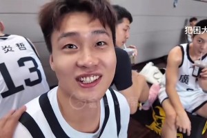 记者调侃赵睿“可以烤鸭自由了” 沈梓捷接一句：德比坐一块了